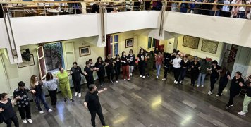 Μαθητές του ελληνογαλλικού κολλεγίου Αγ, Παρασκευής μαθαίνουν μικρασιατικούς χορούς στο Φάρο Βαρβασίου Μαθητές του ελληνογαλλικού κολλεγίου Αγ, Παρασκευής μαθαίνουν μικρασιατικούς χορούς στο Φάρο Βαρβασίου