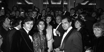 Ο Κώστας Καρράς, η Ειρήνη Παππά, η Τατιάνα Παπαμόσχου, ο Μιχάλης Κακογιάννης, ο Κώστας Καζάκος και η Τζένη Καρέζη φτάνουν στο Φεστιβάλ των Καννών για την προβολή της «Ιφιγένειας», το 1977.