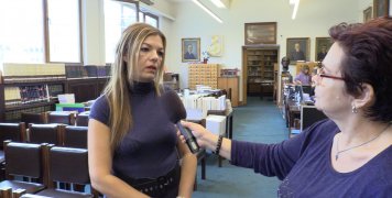 Η Άννα Χαζίρη ξεναγεί την Ευγενία Κώττη στους ανακαινισμένους χώρους της βιβλιοθήκης "Κοραή" Η Άννα Χαζίρη ξεναγεί την Ευγενία Κώττη στους ανακαινισμένους χώρους της βιβλιοθήκης "Κοραή"