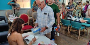 Η Βικτόρια Χίσλοπ υπογράφει βιβλία της στο βιβλιοπωλείο "Πυξίδα" στη Χίο