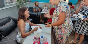 Η Βικτόρια Χίσλοπ υπογράφει βιβλία της στο βιβλιοπωλείο "Πυξίδα" στη Χίο