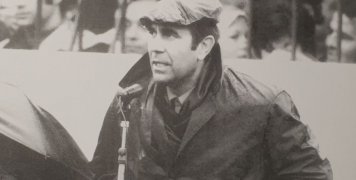 Ένας από τους πιο παλιούς σπίκερς που έγραψε ιστορία, ο Γιάννης Λογοθέτης, με το μικρόφωνο μέσα στο γήπεδο