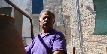 Μουστρίδης, ο... άρχων της Σούμας, που δηλώνει πάντως πως ευλογημένο από τον Θεό είναι μόνο το κρασί Μουστρίδης, ο... άρχων της Σούμας, που δηλώνει πάντως πως ευλογημένο από τον Θεό είναι μόνο το κρασί