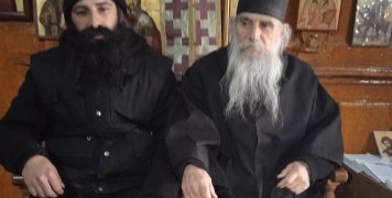 Ο ιερομόναχος Νικόδημος αριστερά και ο γέροντας Γαβριήλ δεξιά, αμφότεροι μονάζοντες στον Άγιο Μάρκο