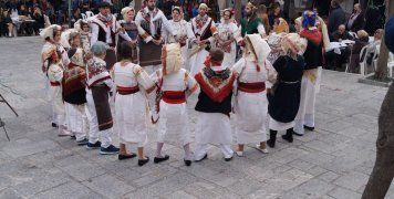 Χοροί στην Πλατεία Πυργίου Χοροί στην Πλατεία Πυργίου