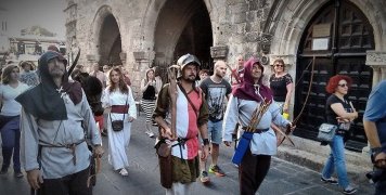 Οι φωτογραφίες από Μεσαιωνικό φεστιβάλ της Ρόδου, όπου κάποιοι μπέρδεψαν το Νότιο Αιγαίο με το... Βόρειο Οι φωτογραφίες από Μεσαιωνικό φεστιβάλ της Ρόδου, όπου κάποιοι μπέρδεψαν το Νότιο Αιγαίο με το... Βόρειο