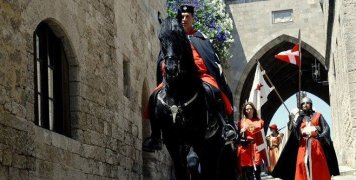 Οι φωτογραφίες από Μεσαιωνικό φεστιβάλ της Ρόδου, όπου κάποιοι μπέρδεψαν το Νότιο Αιγαίο με το... Βόρειο Οι φωτογραφίες από Μεσαιωνικό φεστιβάλ της Ρόδου, όπου κάποιοι μπέρδεψαν το Νότιο Αιγαίο με το... Βόρειο