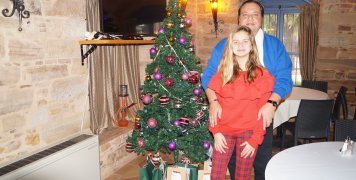 Η κόρη του Ρόναλντ ζήτησε αυτή τη φωτογραφία μπροστά στο Χριστουγεννιάτικο δένδρο της Bila Rossa. Στη βάση του δένδρου τα δώρα ένα για κάθε πελάτη τους.