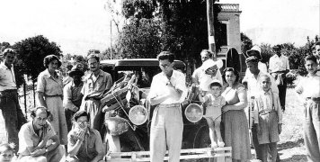 Ο Μάρτιν Σίνκλερ Χουντ (κέντρο) στη Χίο, το 1952.