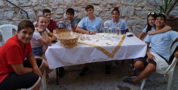 Στο πόδι όλο το χωριό