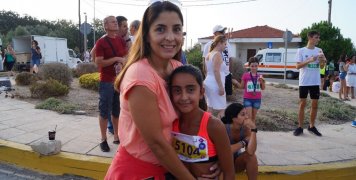 Η Μαρία Σταυριανού στην αγκαλιά της μαμάς