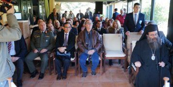 Ενα μέρος των καλεσμένων, Στη μέση οι δύο Πρεσβευτές