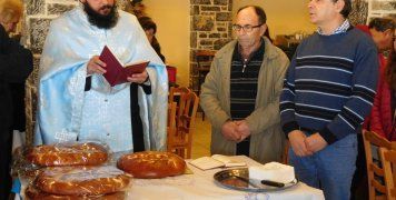 Ο Ιερέας του χωριού και ο Πρόεδρος του Συλλόγου Μιλτιάδης Ρουσσάκης με τον Γραμματέα Γιάννη Αντωνάκη