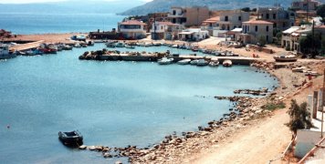 Κάποιες άλλες εποχές οι άνθρωποι μετακόμιζαν από τα σπίτια του χωριού σε κάποια άλλα, εξοχικά, στις παραλίες του νησιού Κάποιες άλλες εποχές οι άνθρωποι μετακόμιζαν από τα σπίτια του χωριού σε κάποια άλλα, εξοχικά, στις παραλίες του νησιού