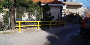 Εμπόδιο πάντως προς τον... γκρεμό υπάρχει. Πάλι καλά Εμπόδιο πάντως προς τον... γκρεμό υπάρχει. Πάλι καλά