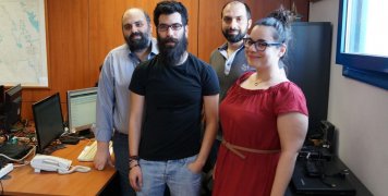 Εκτός studio σε άλλο χώρο η ομάδα της TruthWebMedia που επεξεργάζεται και μεταδίδει τα αποτελέσματα. Θανάσης Φρυδάς, Μαν. Πιτυανός, Μαρία Δημητράκη, Παντελής Μπόης