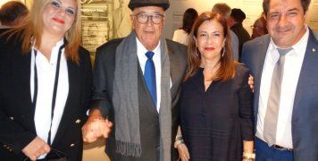 Ο καπ. Παναγιώτης με την Διευθύντρια του ΠΙΟΠ, τον Διευθυντή του Ναυτιλιακού γραφείου Τσάκου στη Χίο Τίτο Κουκίδη και την σύζυγο του καθηγήτρια Αγγλικών Βίκι Σγουρέλλη