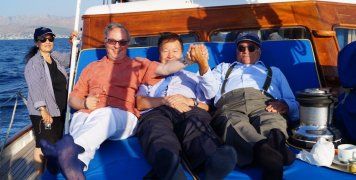 Πριν την άφιξη στον Τσεσμέ σε στιγμές χαλάρωσης με τους δύο Πρέσβεις Ρραζιλίας και Ιαπωνίας Πριν την άφιξη στον Τσεσμέ σε στιγμές χαλάρωσης με τους δύο Πρέσβεις Ρραζιλίας και Ιαπωνίας