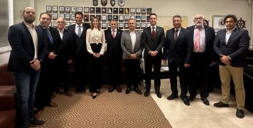 Το Νέο 11μελές  Διοικητικό Συμβούλιο της Ναυτιλιακής Λέσχης Χίων  Από αριστερά προς δεξιά: Μάριος Μπουγιούκας, Κωνσταντίνος Γεόμελος, Κωνσταντίνος Αχλαδίτης, Παναγιώτης Καμαράδος, Μαρία Τριπολίτη, Αντώνης Πιτσιλός, Μάκης Κασμάς, Νικόλαος Κακαλής, Επαμεινώ