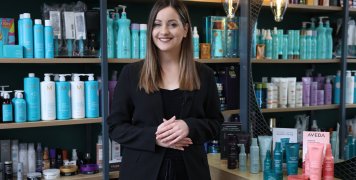 Project Happiness: Στοχευμένες θεραπείες υψηλής απόδοσης για μαλλιά από κομμωτήριο Hair Play