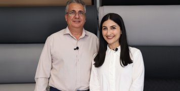 Project Happiness: Ιστορία σαλονιού και ταπετσαρίας από τον Αντώνη & την Αριέττα Κώστογλου