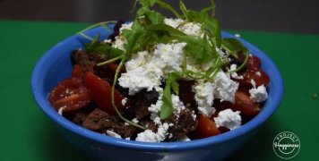 Project Happiness: Σαλάτα με χαρουποπαξίμαδο από την Πιπερόριζα Project Happiness: Σαλάτα με χαρουποπαξίμαδο από την Πιπερόριζα