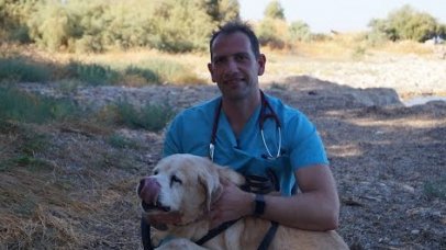 Project Happiness: Κατοικίδια και θερμοπληξία από τον Μάνο Βουγαζιανό Project Happiness: Κατοικίδια και θερμοπληξία από τον Μάνο Βουγαζιανό